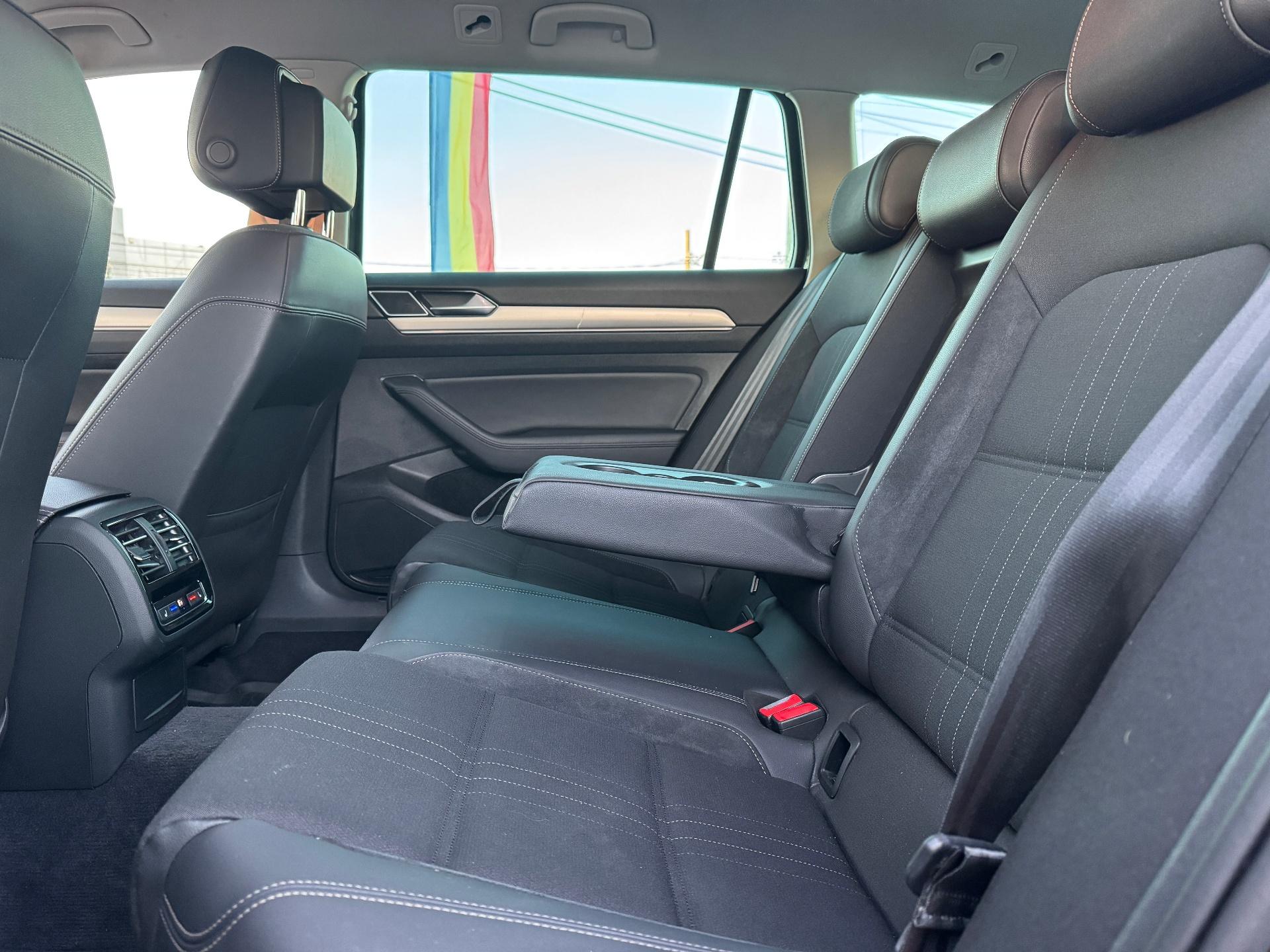 Volkswagen-Passat Alltrack