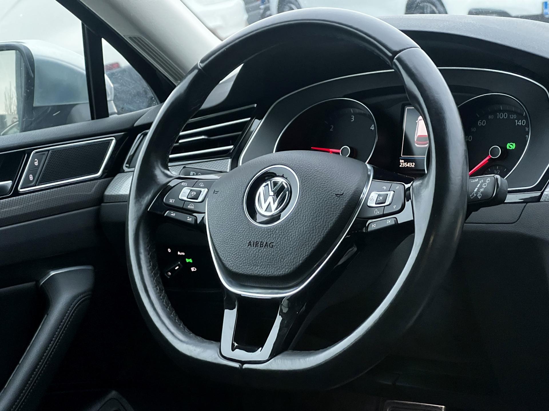 Volkswagen-Passat Alltrack
