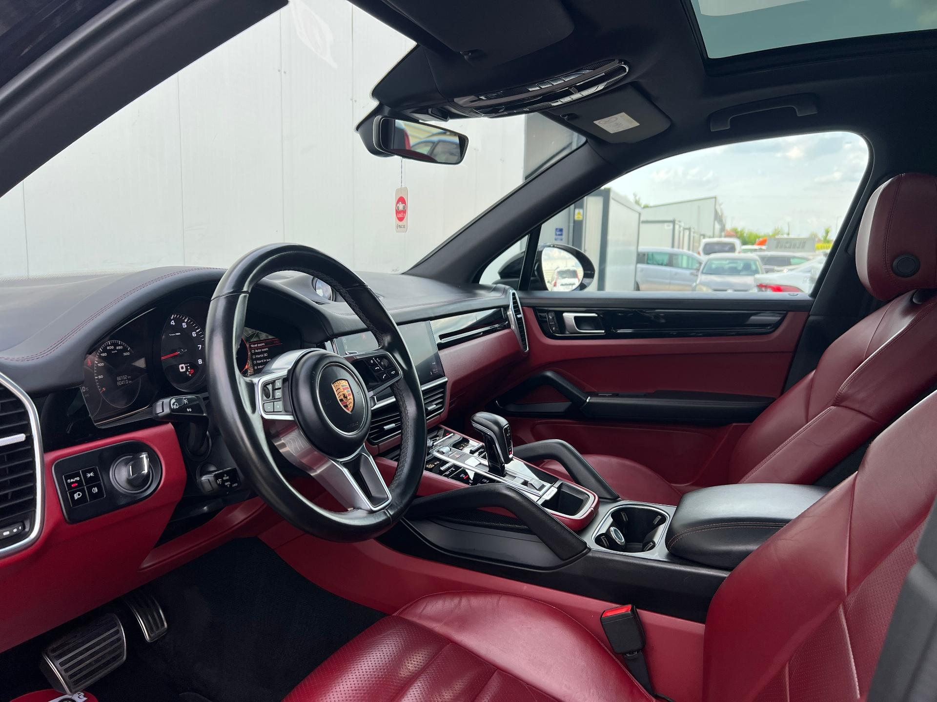 Porsche-Cayenne